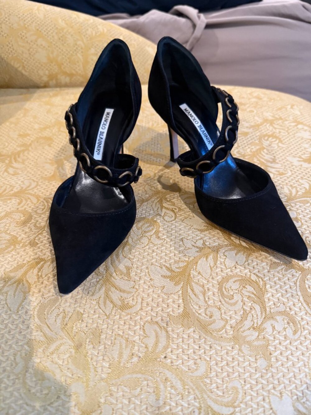 Beautiful Manolo Blahnik Heels in Black Suede - Picture 6 of 12
